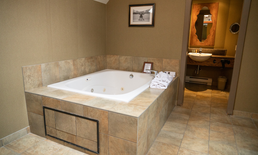 Mountain Loft King Suite - Jetted Tub