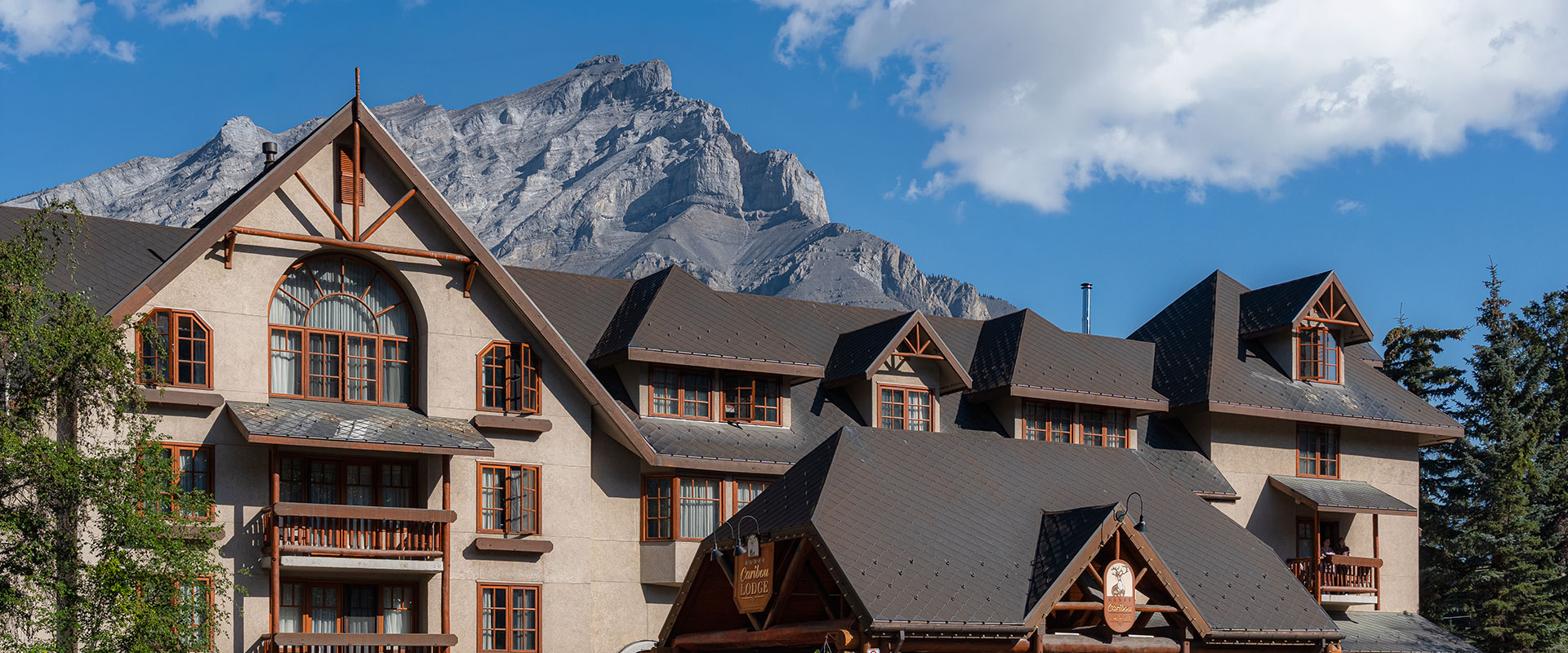 Banff Caribou Lodge Summer Exterior Photo Mountain View Clear Skies